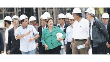 ámbito.com | Dilma Rousseff visitó ayer, junto con el alcalde de Río de Janeiro (tercero desde la izquierda) y el gobernador del estado homónimo, Luiz Fernando Fezao (segundo a la derecha), las obras para las Olimpíadas 2016.