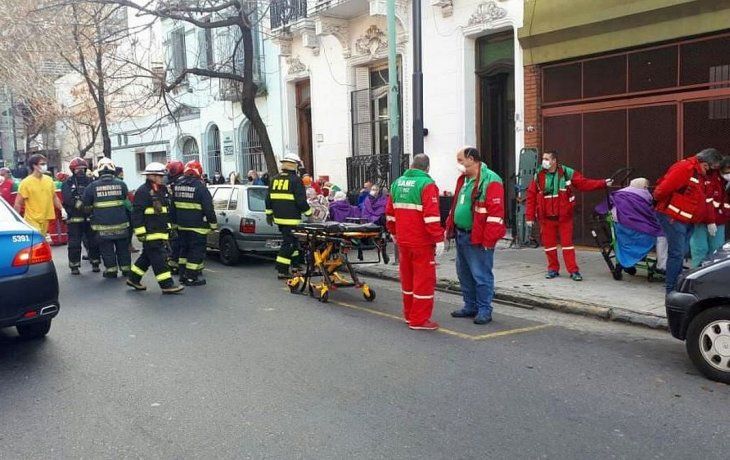 Once adultos mayores de un&nbsp;geri&aacute;trico&nbsp;del barrio porte&ntilde;o de Palermo fueron trasladados a diversos centros de&nbsp;salud&nbsp;