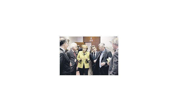 Angela Merkel, Nicolas Sarkozy y el primer ministro de Luxemburgo, Jean-Claude Juncker,ayer en un aparte de la Cumbre de la Unión Europea en Bruselas. El bloque optó por conciliarcon Cuba, aunque eso le provoque un choque con EE.UU.