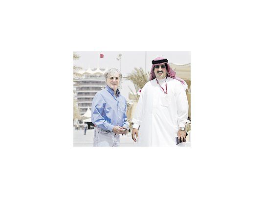 El patrón de la Fórmula 1, Bernie Ecclestone, es recibido por el jefe del circuito Internacional de Bahréin.