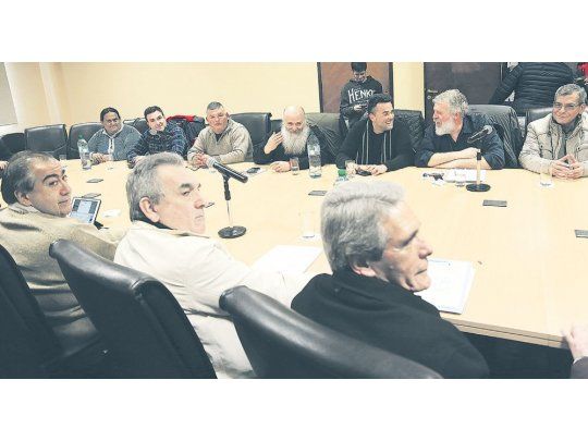HISTÓRICO. El triunvirato de jefes de la CGT recibió a dirigentes del Movimiento Evita, la Corriente Clasista y Combativa, Barrios de Pie y el CTEP, grupos con los que la central obrera solía rivalizar por el control callejero.
