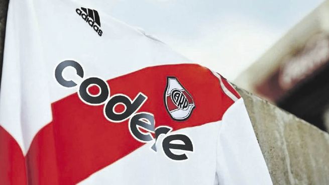 Llegaron. La española Codere desde principio de este mes luce su publicidad en el pecho de la camiseta de River; Biplay aparece sponsoreando a Vélez y a Estudiantes de La Plata.