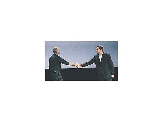 Steve Jobs(der.), fundadorde Apple y dePixar, se da lamano conRobert Iger,CEO de WaltDisney Corp.Megaoperaciónen el mundodel cineanimado porcomputación.
