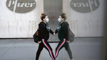 IMPACTO. El anuncio de Pfizer acerca del carácter prometedor de la vacuna contra el nuevo coronavirus que desarrolla junto a BioNTech provocó euforia en el mundo.