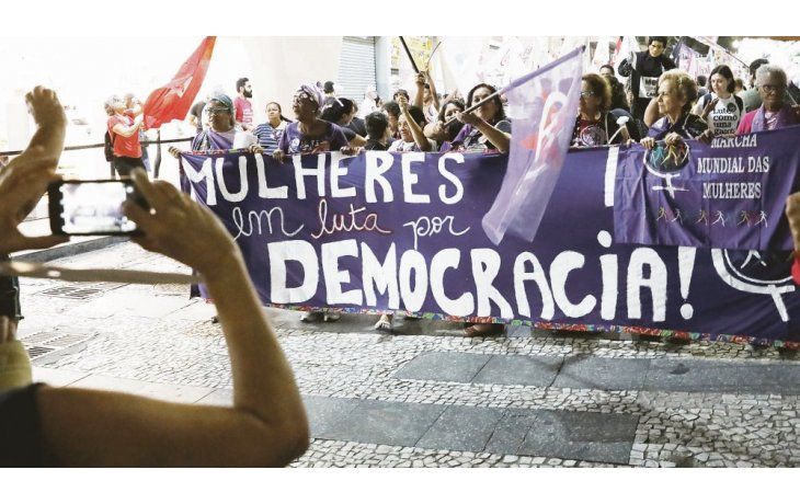 ámbito.com | EN EXPANSIÓN. “Mujeres en lucha por la democracia”. El grupo de Facebook creado hace poco más de un mes alcanza los tres millones de seguidoras. Al movimiento se sumaron artistas con videos y proclamas contra la candidatura de Bolsonaro.