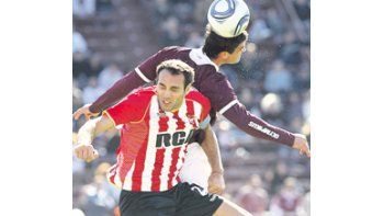 Silvio Romero salta con Leandro Desábato. Una escena de lucha, en un partido que tuvo poco fútbol.