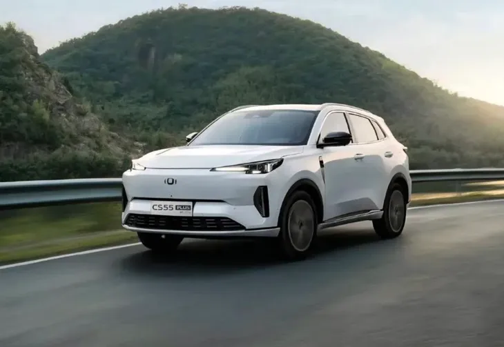 El CS55 Plus PHEV destaca por su estética equilibrada y un exterior con detalles del color de la carrocería, faros automáticos y llantas de 19 pulgadas. El CS55 Plus PHEV destaca por su estética equilibrada y un exterior con detalles del color de la carrocería, faros automáticos y llantas de 19 pulgadas.