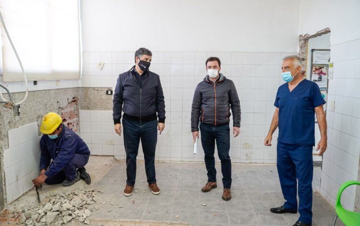 El intendente de Vicente López, Jorge Macri, acompañado por el secretario de Salud, Andrés Scarsi, y el director de Zoonosis, Carlos Baamonde.
