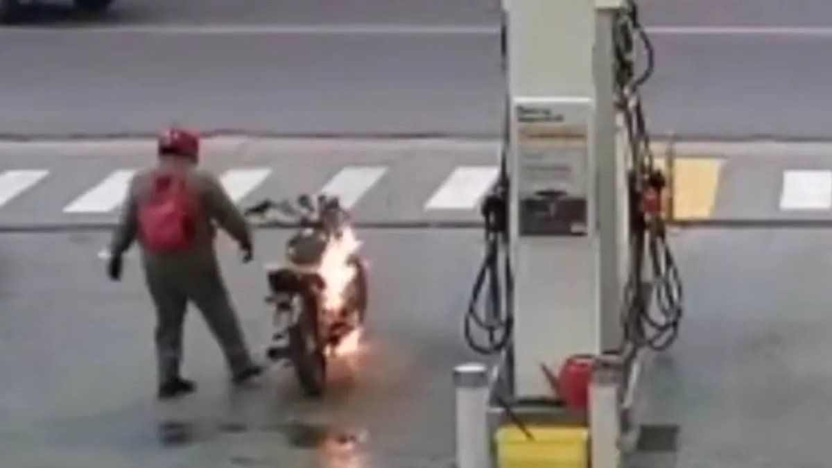 Milagro: una moto se prendió fuego mientras cargaba nafta y no hubo heridos