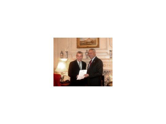 El secretario de Estado, Colin Powell, recibió ayer las cartas credenciales del embajador José Octavio Bordón.