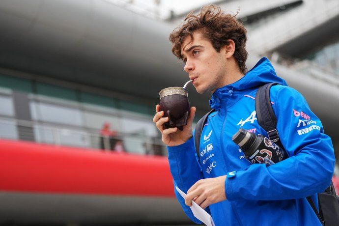 Colapinto y el mate, una imagen que se acentuará durante su paso por la Argentina.