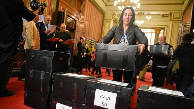 El PIT-CNT entregó las firmas para avanzar en un plebiscito contra la reforma de la seguridad social.