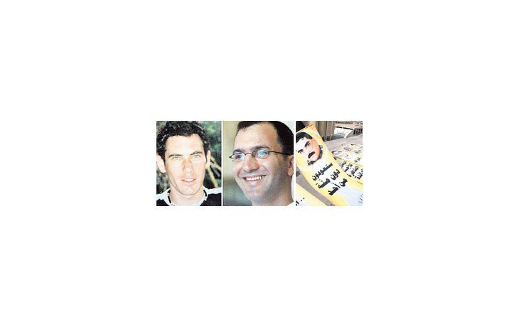 Eldad Regev y Ehud Goldwasser, los dos soldados israelíes presuntamentemuertos que debe devolver hoy Hizbollah (izquierda y centro).A la derecha un póster con el rostro del terrorista Samir Kuntar, quien será recibido hoyen el Líbano como un héroe.