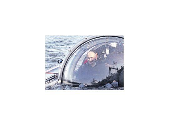 El presidente ruso Vladímir Putin, participó de una excursión submarina para observar la fragata Oleg, hundida en el siglo XIX en el mar Báltico.
