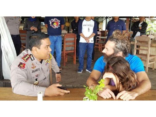 La menor junto a su padre, en Indonesia (Foto Detik News)