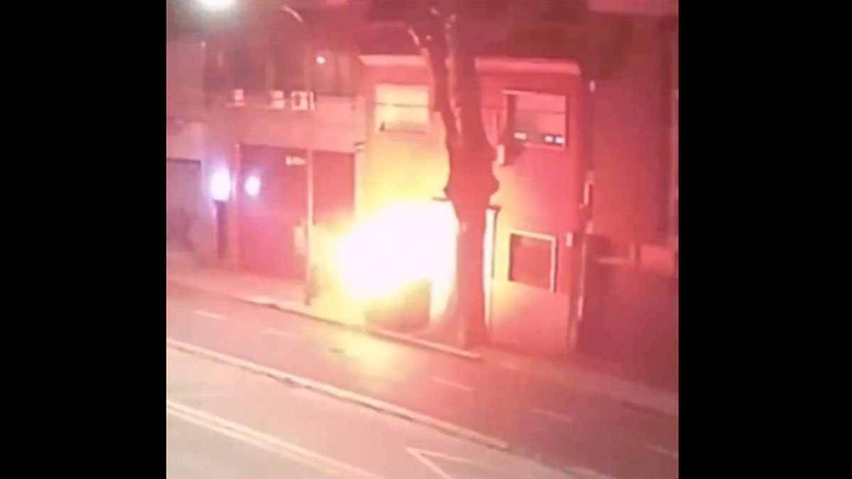 Two men were arrested in Villa Crespo for setting fire to a motorcycle, a car and a container