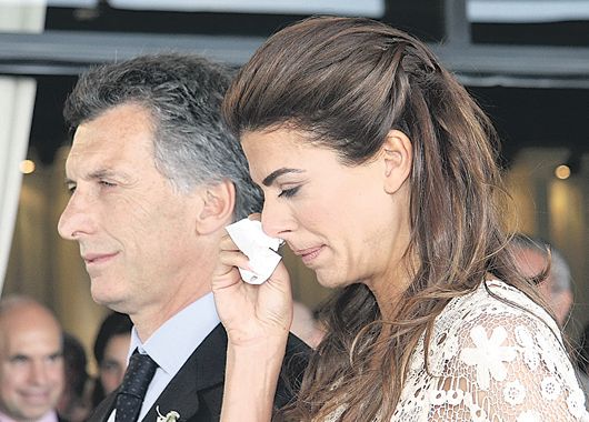 Seriedad y hasta lágrimas en el casamiento civil de Mauricio Macri y Juliana Awada. En el fondo, no puede parar de sonreír Horacio Rodríguez Larreta.