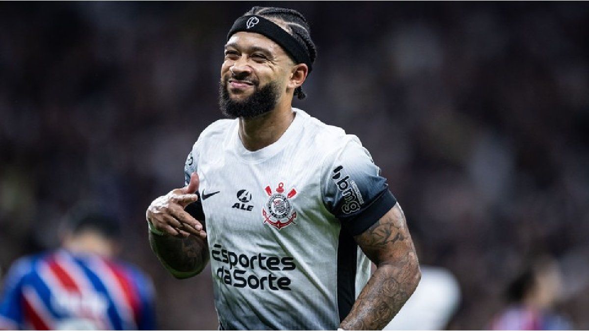 El golazo de tiro libre de Memphis Depay que se hizo viral en Brasil