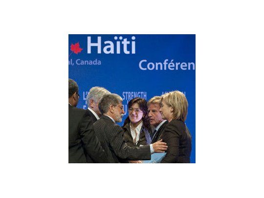 Hillary Clinton llamó a mejorar la coordinación de la ayuda internacional en Haití.