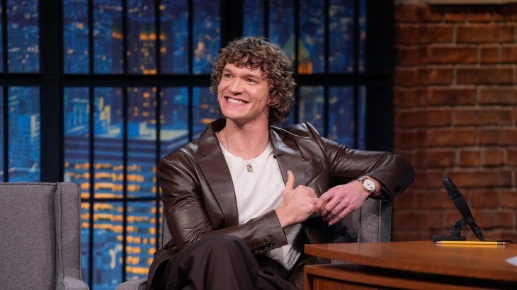 Se hizo conocido rápidamente después de protagonizar la exitosa serie Heated Rivalry