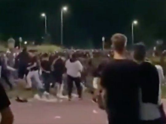 Botellazos y agresiones físicas entre estudiantes en Parque Chacabuco.