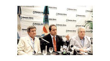 Acosado por las medidas de fuerza, Scioli -junto a sus ministros Mario Oporto (Educación) y Oscar Cuartango (Trabajo)- pidió ayer «responsabilidad y reflexión» a los gremios docentes.