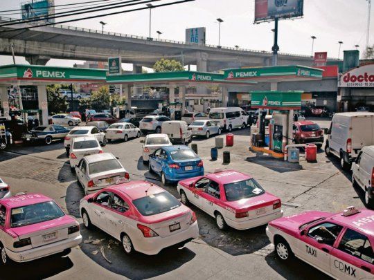 FILAS. Los automovilistas se agolpaban en las estaciones de servicio de la capital para cargar combustible.&nbsp;