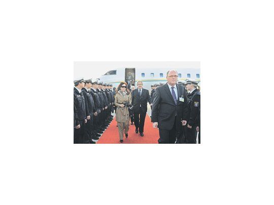 Cristina de Kirchner arriba ayer a Fráncfort (Alemania), donde hoy inaugura el pabellón de la Argentina en la Feria del Libro de esa ciudad.