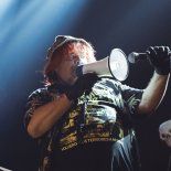 El carisma y excentricidad de Walas dominaron el escenario de Flores. El carisma y excentricidad de Walas dominaron el escenario de Flores.