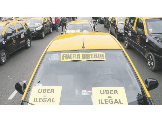 EN LA MIRA. No sólo los taxistas tradicionales protestan contra Uber. El fiscal Martín Lapadú denunció a la empresa.