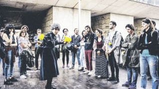 cementerio. Actriz y público, con los nichos de la Chacarita detrás.