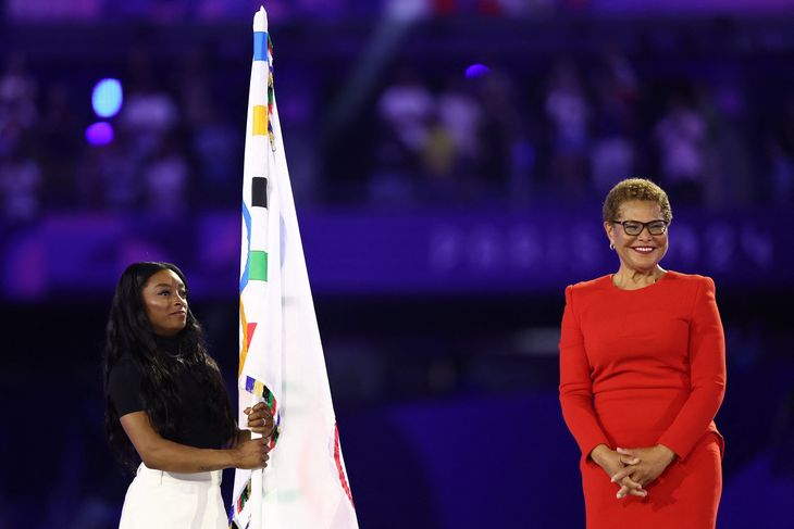 Simone Biles, una de las figuras de París 2024 llevó la bandera olímpica en la ceremonia de clausura. 