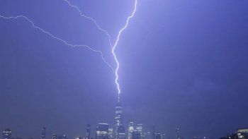 impresionante rayo impacto sobre el one world trade center