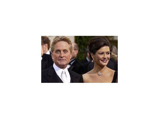 Michael Douglas está casado con Catherine Zeta-Jones, a quien le lleva 25 años.