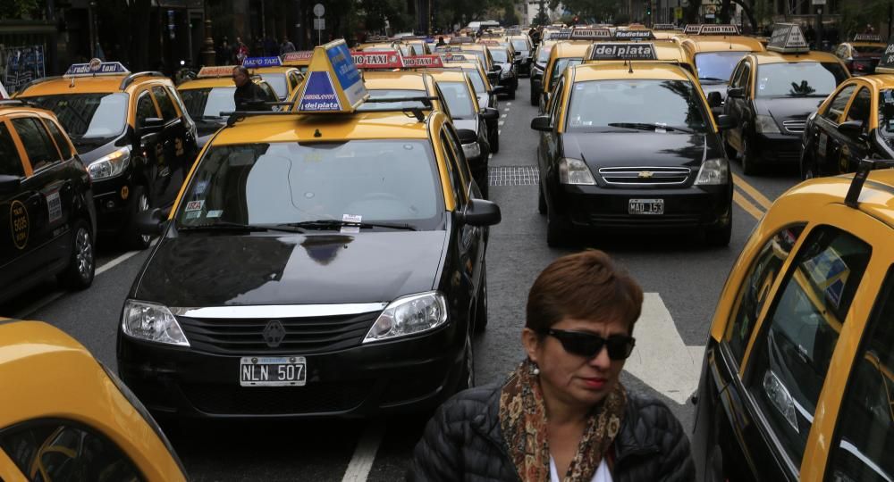 Taxis cobrarán ayuda del Gobierno