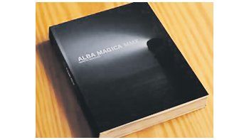 «Alba Mágica MMX» es un bello libro que introduce a la obra y el pensamiento de Martín Bonadeo, un artista que aborda la tecnología con sutileza y sensibilidad.