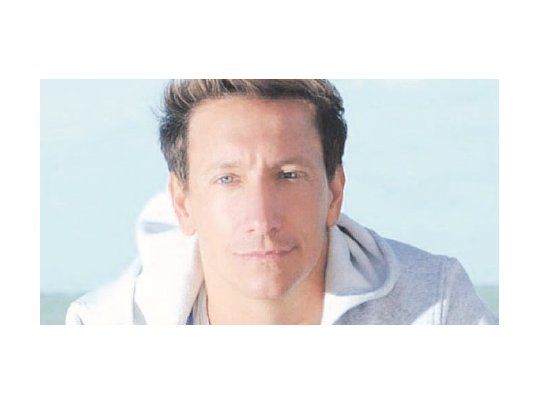 Nicolás Vázquez encabezará el elenco de la comedia musical “Del otro lado de la cama”, de David Serrano.