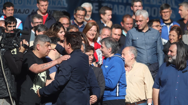 Pablo Moyano, Fernando Espinosa, Axel Kicillof, Máximo Kirchner, Hugo Yasky y Roberto Baradel, entre otros, durante el acto por el Día de la Lealtad en Plaza de Mayo.&nbsp;