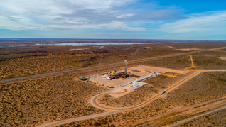 El fallo de la Corte Suprema cierra la puerta a un freno judicial generalizado de la actividad hidrocarburífera en Vaca Muerta por la vía cautelar y ratifica la continuidad de las operaciones de petróleo y gas en la Cuenca Neuquina. El fallo de la Corte Suprema cierra la puerta a un freno judicial generalizado de la actividad hidrocarburífera en Vaca Muerta por la vía cautelar y ratifica la continuidad de las operaciones de petróleo y gas en la Cuenca Neuquina.