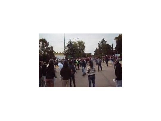 Un video que circula por la web muestra como el grupo de la Uocra se abalanza contra los ambientalistas.