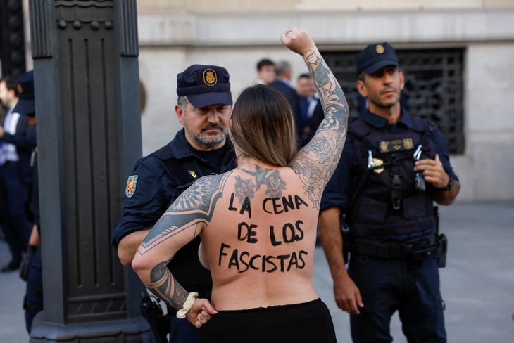 Las jóvenes protestaron sin ropa y con frases escritas es su cuerpo. Las jóvenes protestaron sin ropa y con frases escritas es su cuerpo. 
