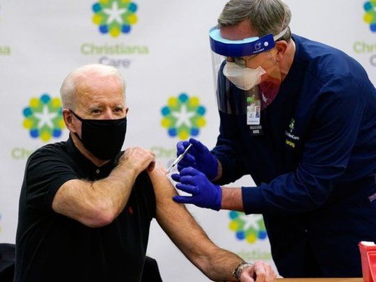 Joe Biden recibe la segunda de dosis de la vacuna contra el Covid-19.
