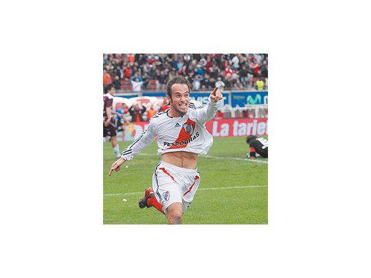 Belluschi sale gritando su segundo gol, el tercero de River,que le ganó a Lanús. Este triunfo le permite al equipo dePassarella seguir peleando el campeonato.