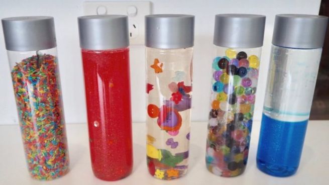 Las botellas sensoriales pueden ayudar a los bebés a relajarse.