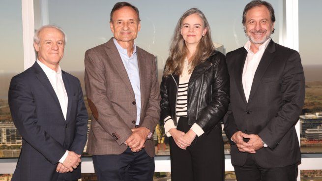 de izq a der, Flavio Dogliolo Gerente General de Galicia Seguros, Fabián Kon CEO de Grupo Galicia, Juana Francisca Llano, presidente de Suramericana (Seguros Sura en Latinoamérica) y Gonzalo Santos, CEO de Seguros Sura Argentina.
