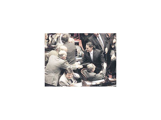El diputadoAníbalLeguizamón,quien reemplazaráa lafallecidaIsabel Artola,es saludadoayer por susnuevoscompañeros,luego deasumir.