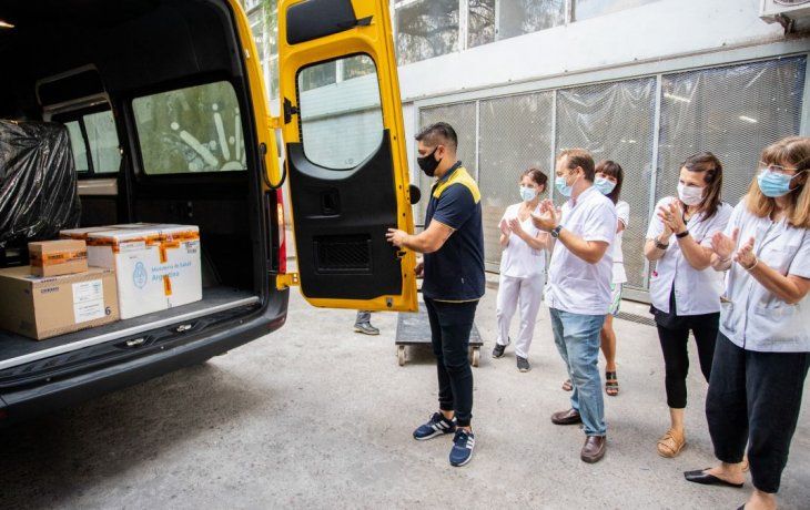 Un grupo de médicos reciben las vacuans en un hospital de la provincia de&nbsp; Buenos Aires.