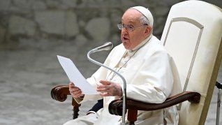 El Papa Francisco se mostró en medio de dificultades con su salud.