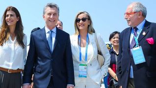 Mauricio Macri y Juliana Awada junto al Diego Guelar, por entonces embajador en China.&nbsp;