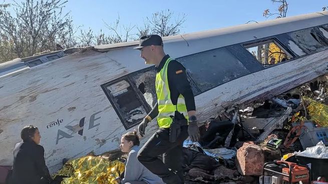 Un gran operativo de emergencia trabaja en el lugar del siniestro tras el descarrilamiento de las formaciones de alta velocidad.